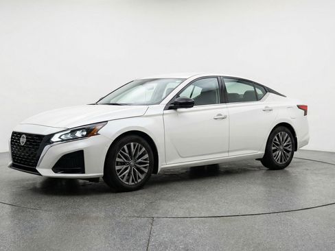 Used 2025 Nissan Altima 2.5 SV image 3