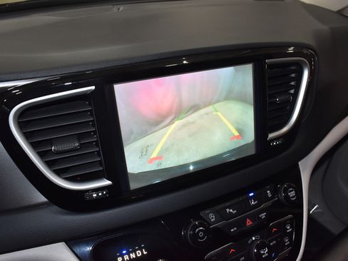 Used 2023 Chrysler Pacifica Touring-L FWD image 24