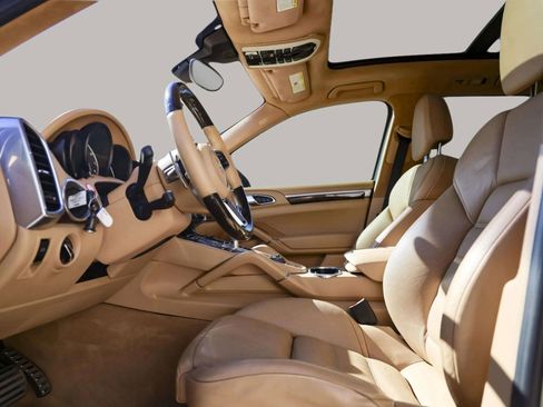 Used 2016 Porsche Cayenne Turbo image 19