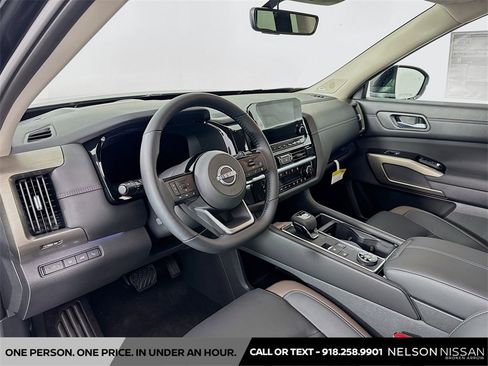 New 2025 Nissan Pathfinder Platinum w/ Black Appearance Package image 9