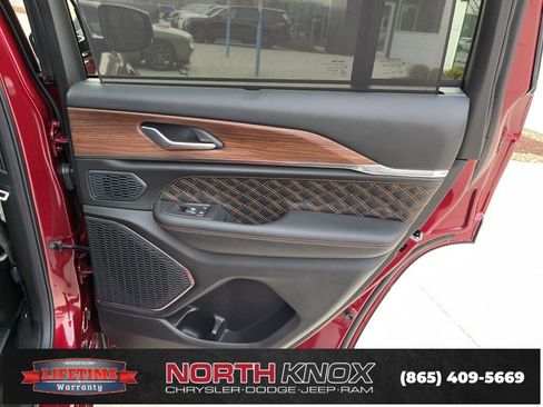 Used 2025 Jeep Grand Cherokee Summit w/ Obsidian Package image 27