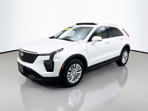 Used 2024 Cadillac XT4 Luxury w/ Cold Weather Package image 4