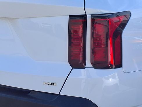 Used 2023 Kia Sorento LX image 23