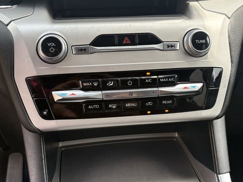Used 2023 Ford Explorer XLT w/ Equipment Group 202A RWD image 19