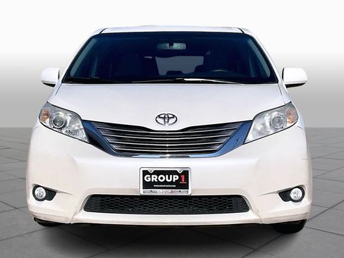 Used 2017 Toyota Sienna XLE image 3