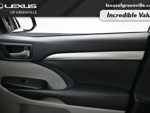 Used 2019 Toyota Highlander XLE AWD/4WD image 18