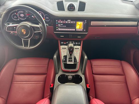 Certified 2023 Porsche Cayenne Platinum Edition image 6