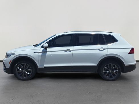 Used 2022 Volkswagen Tiguan SE w/ Panoramic Sunroof Package FWD image 2