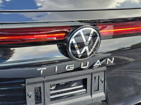 Used 2025 Volkswagen Tiguan SE FWD image 5