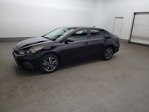 Used 2023 Kia Forte LXS w/ LXS Technology Package FWD image 2