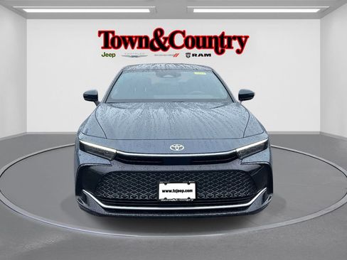 Used 2025 Toyota Crown Limited w/ Advanced Technology Package image 2