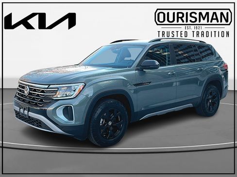 Used 2025 Volkswagen Atlas Peak Edition SE image 2