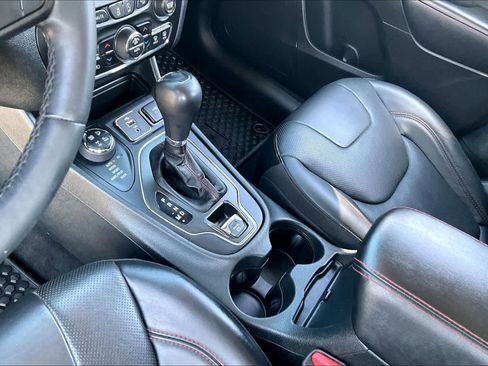 Used 2019 Jeep Cherokee Trailhawk image 16