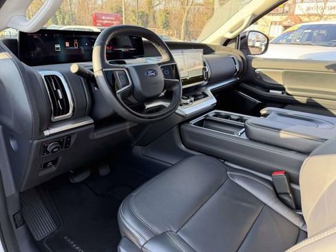 Used 2025 Ford Expedition Platinum image 12