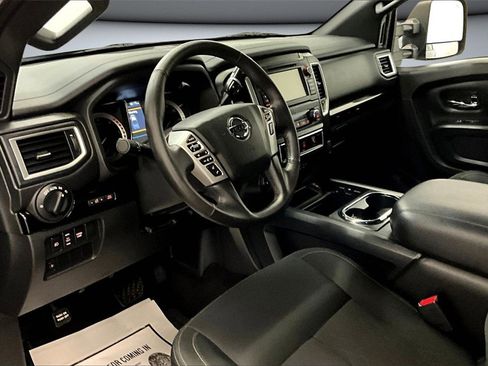 Used 2019 Nissan Titan SV w/ SV Convenience Package image 18