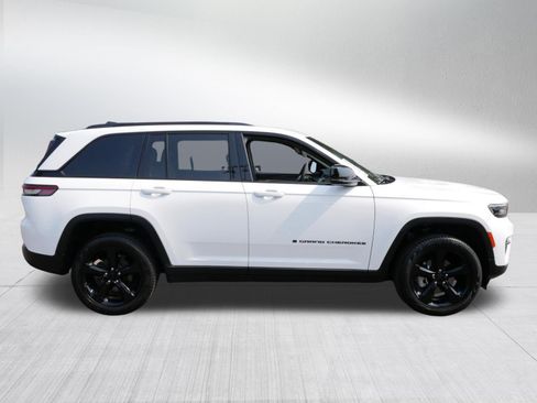 Used 2023 Jeep Grand Cherokee Limited w/ Black Appearance Package AWD/4WD image 7
