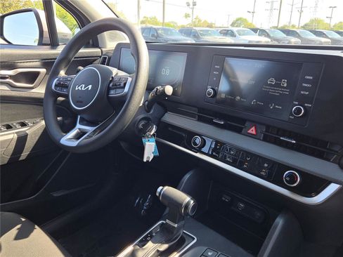 Used 2024 Kia Sportage LX image 8