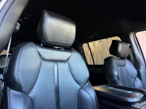 Used 2024 Jeep Wagoneer Series II w/ Flexible Seating Group RWD image 19