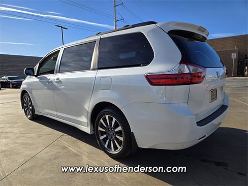 Used 2018 Toyota Sienna XLE w/ XLE Navigation Package image 4