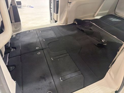 Used 2024 Chrysler Pacifica Touring-L image 24