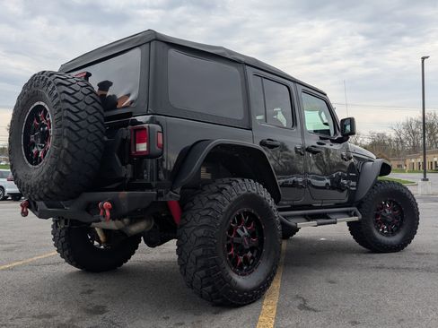 Used 2019 Jeep Wrangler Unlimited Sahara w/ Cold Weather Group AWD/4WD image 5