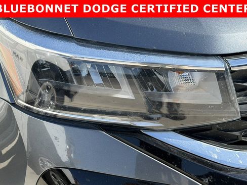 Used 2022 Volkswagen Taos SE w/ Panoramic Sunroof Package FWD image 14