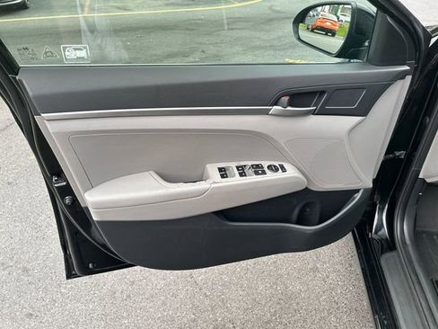 Used 2019 Hyundai Elantra SE FWD image 11