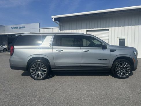 Used 2025 GMC Yukon XL Denali Ultimate AWD/4WD image 4