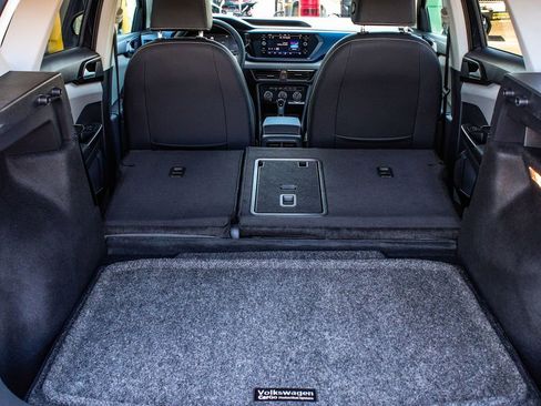 Used 2023 Volkswagen Taos SE w/ Panoramic Sunroof Package image 44