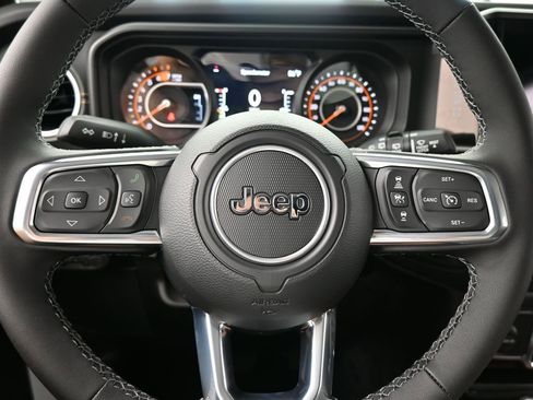 Used 2025 Jeep Wrangler Sahara AWD/4WD image 24