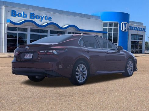 Used 2022 Toyota Camry LE image 5