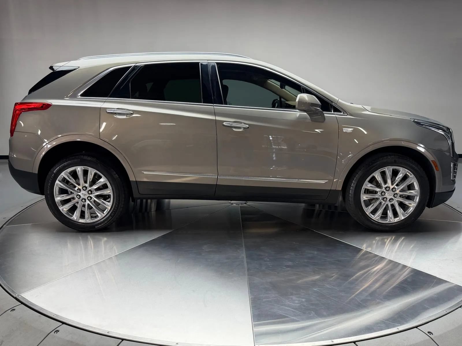 Used 2018 Cadillac XT5 Platinum AWD/4WD image 6