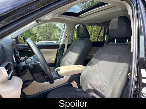 Used 2023 Toyota Highlander L image 19