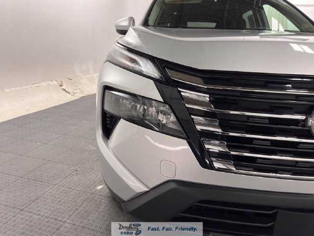 Used 2025 Nissan Rogue SV FWD image 9