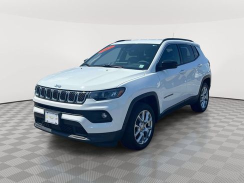 Used 2023 Jeep Compass Latitude AWD/4WD image 3