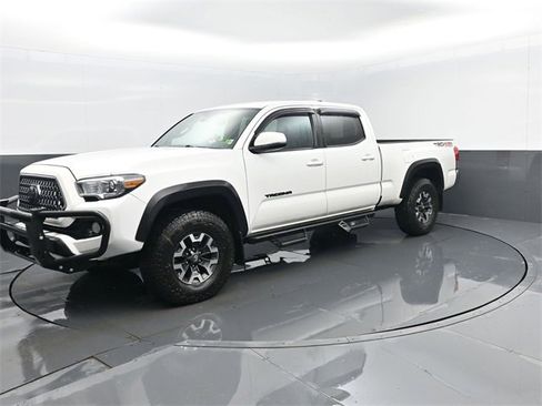 Used 2019 Toyota Tacoma TRD Off-Road image 2