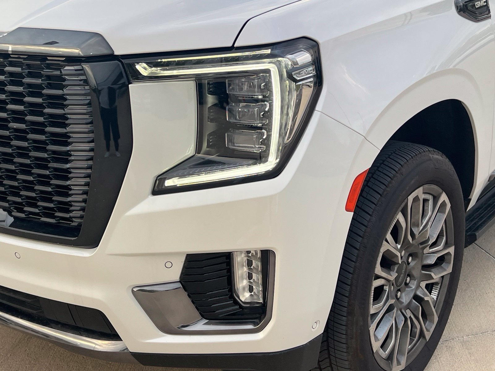 Used 2023 GMC Yukon XL Denali Ultimate AWD/4WD image 4