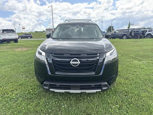 Used 2024 Nissan Pathfinder SL w/ Black Appearance Package AWD/4WD image 16