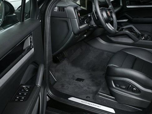 Certified 2025 Porsche Cayenne image 8