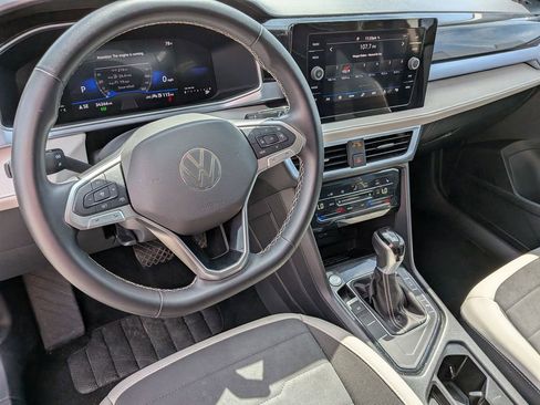 Used 2025 Volkswagen Taos SE FWD image 11