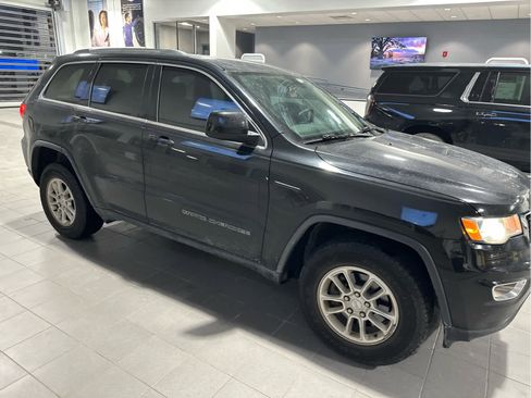 Used 2018 Jeep Grand Cherokee Laredo image 2