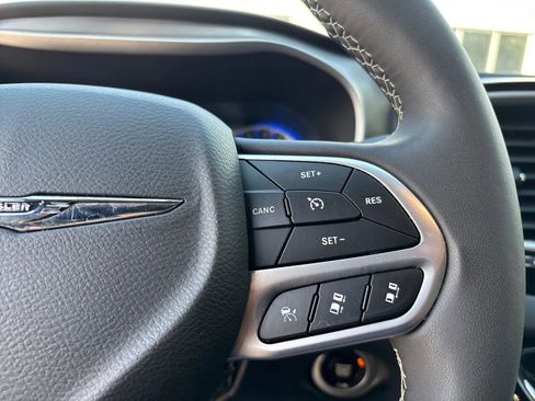 Used 2025 Chrysler Pacifica Select FWD image 16