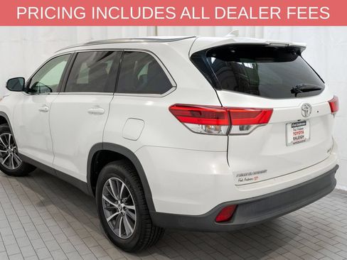 Used 2019 Toyota Highlander XLE FWD image 3