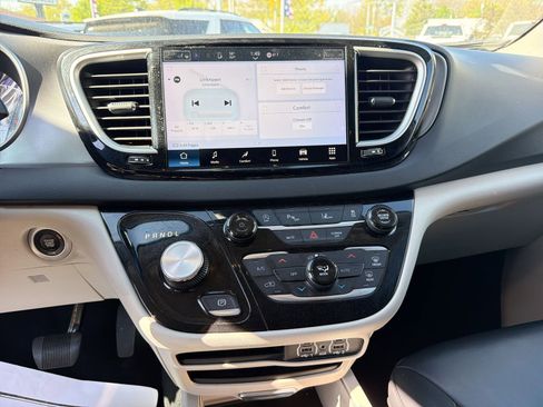 Used 2023 Chrysler Pacifica Touring-L FWD image 31