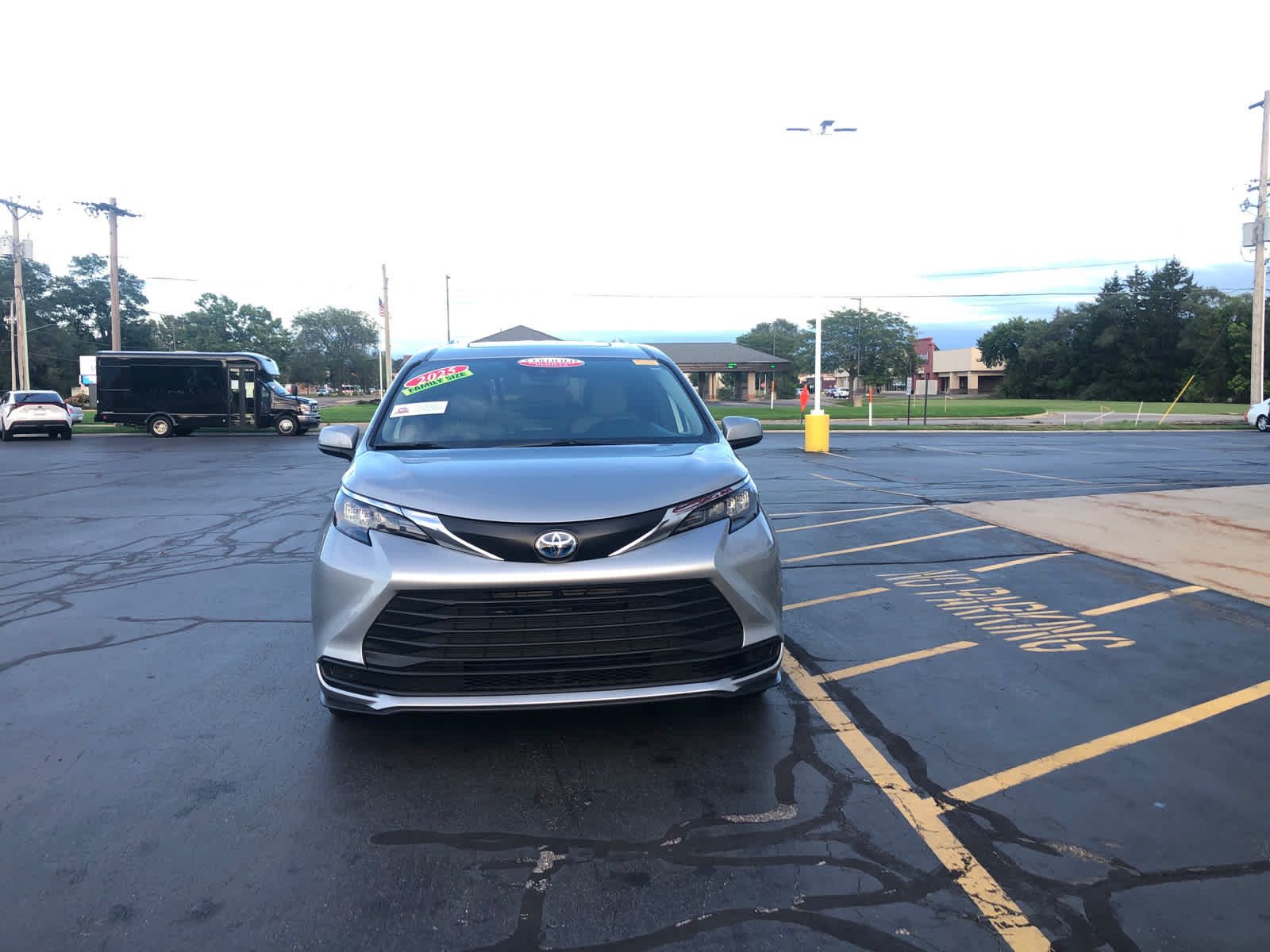 Certified 2025 Toyota Sienna LE w/ LE Plus Package FWD image 5