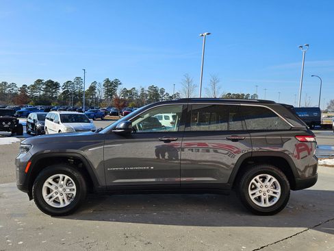 Used 2024 Jeep Grand Cherokee Laredo image 4