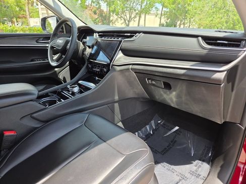 Used 2023 Jeep Grand Cherokee Limited w/ Black Appearance Package AWD/4WD image 14