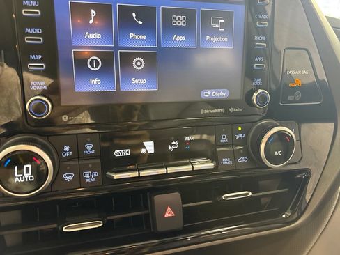 Used 2021 Toyota Highlander XLE AWD/4WD image 20