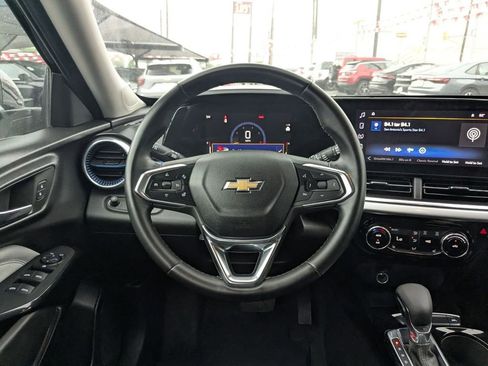 Used 2025 Chevrolet Trax LT w/ LT Convenience Package FWD image 24