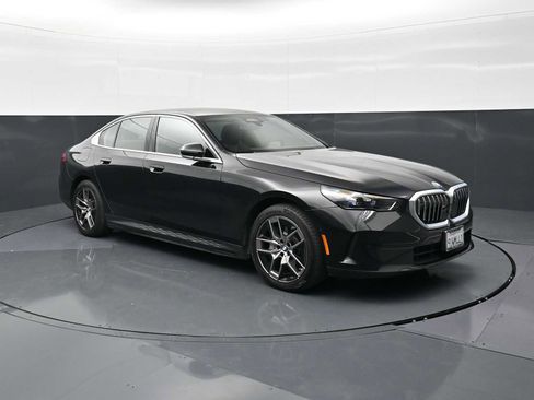 Used 2026 BMW i5 eDrive40 w/ Executive Package RWD image 3